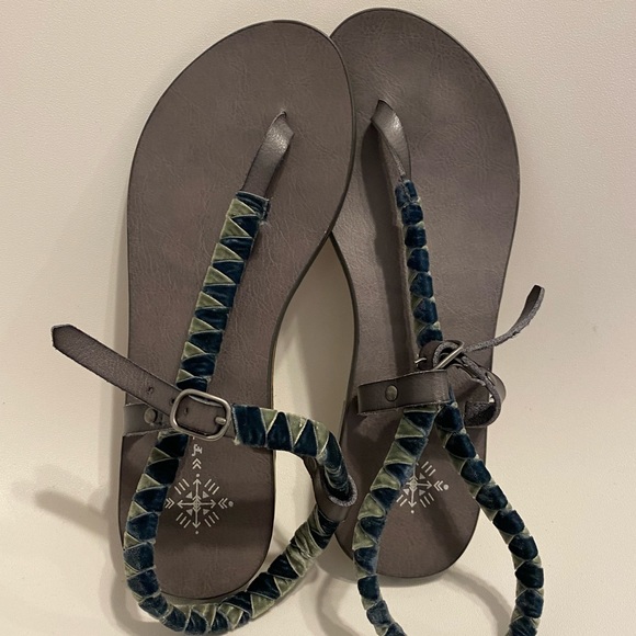 Free People Vegan Boho Chic Beautiful V Drehler Flat Velvet Sandal Teal Size 6 - Picture 4 of 7